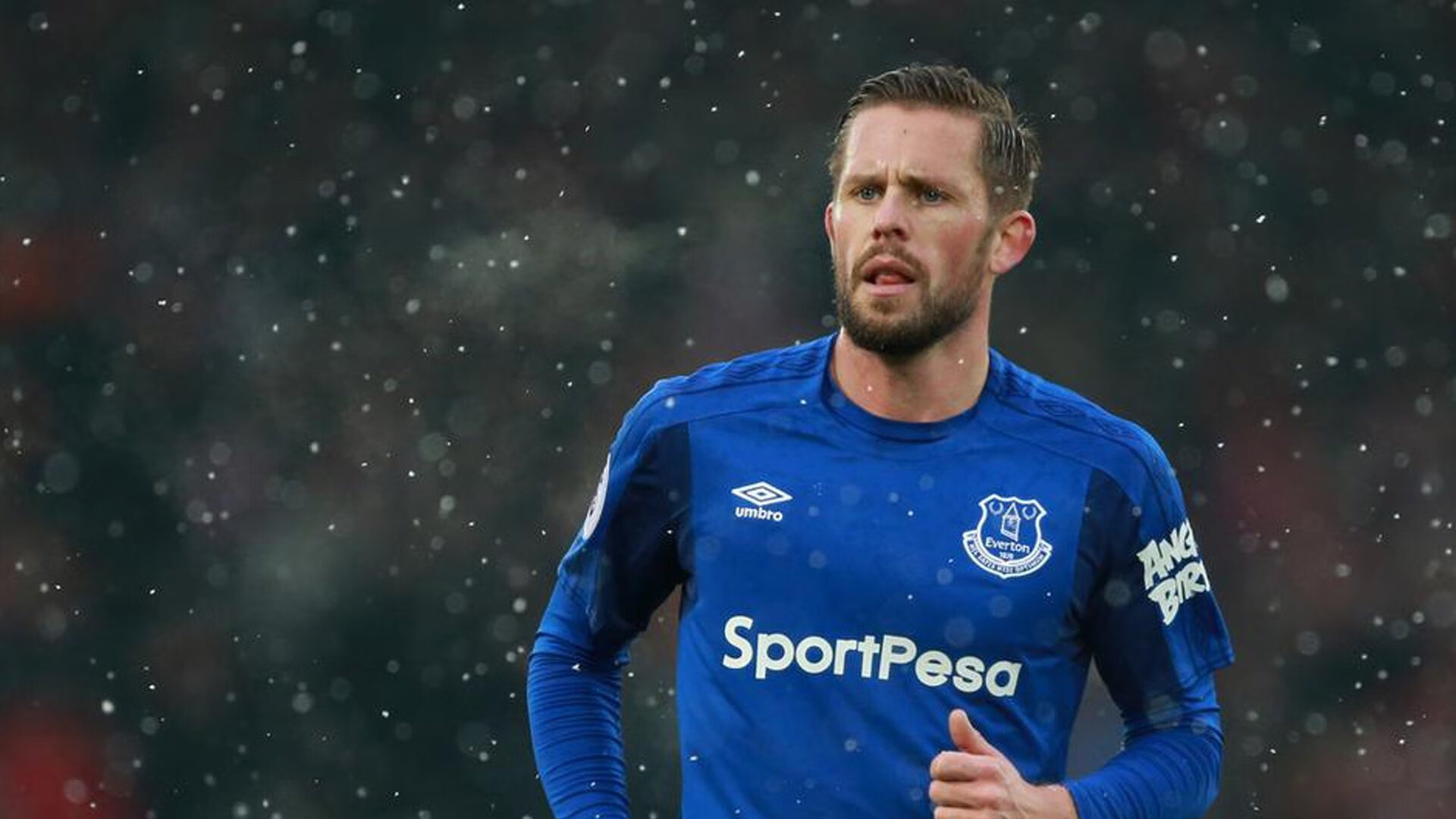 “新加坡世界游泳锦标赛：顶级选手争金拼搏，精彩绝伦”